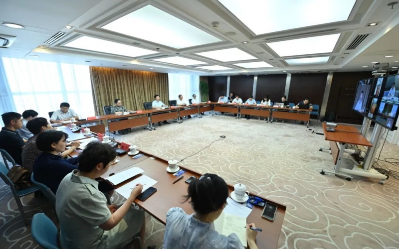 中国民营经济钻研会进行半年度经济局势分析会 旋乐吧spin8集团董事会主席张荣华出席并作沉点讲话