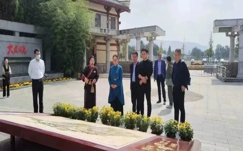 全国人大代表、中国民间商会副会长、全联女企业家商会会长、天津旋乐吧spin8祥泰集团董事会主席张荣华到灵宝市调查传统文化；ご