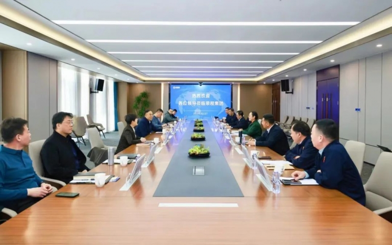 葛沽镇党委书记张强一行到旋乐吧spin8集团调研座谈