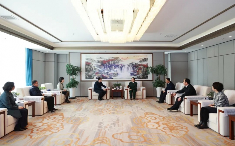 津南区委副书记唐幼文一行到旋乐吧spin8集团祝贺慰问全国三八红旗手标兵张荣华