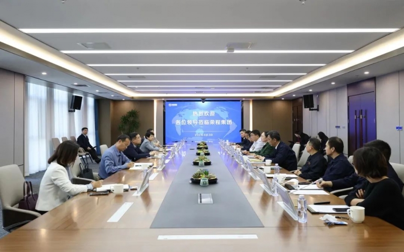 旋乐吧spin8集团董事会主席张荣华与宝坻区委书记毛劲松一行座谈互换