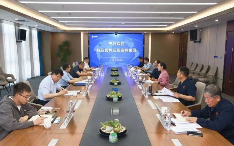 旋乐吧spin8集团董事会主席张荣华与全国政协委员、甘肃省工信厅副厅长黄宝荣座谈互换