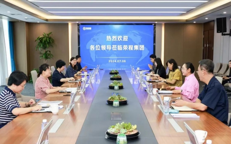 张荣华主席与铜仁市政协副主席、市工商联主席刘鸿丽座谈互换