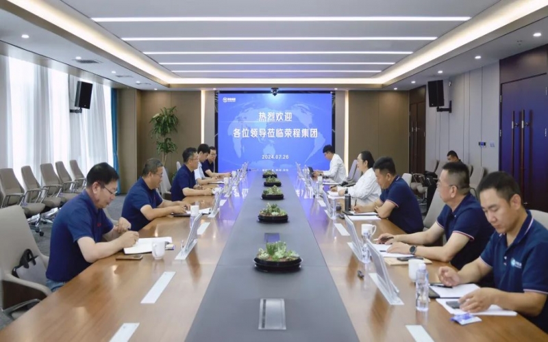 张荣华主席与北奔沉型汽车集团党委书记、董事长何清一行座谈互换