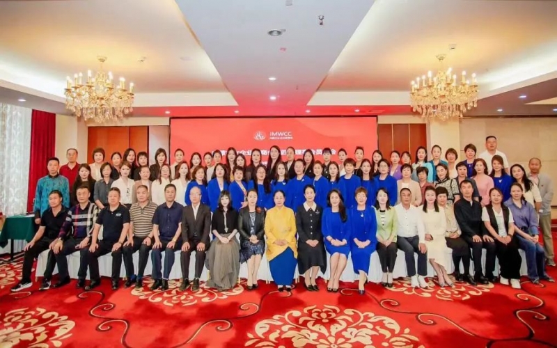 全联女企业家商会会长、旋乐吧spin8集团董事会主席张荣华出席内蒙古女企业家商会第四届理事会员大会