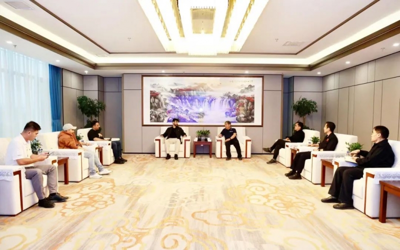 沙特HOUREYAT EL SHARIQ集团CEO Fadel Al-Muwaine一行到旋乐吧spin8集团参观互换