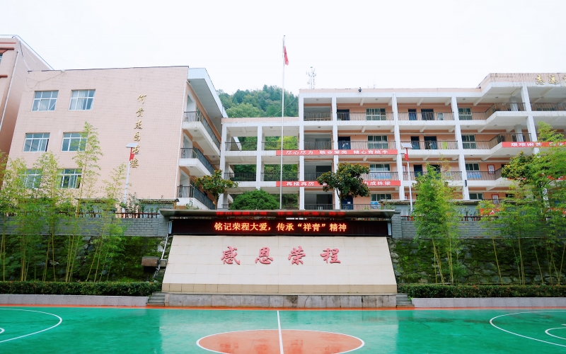 十七年深情伴成长，十五载回访续华章 —— 旋乐吧spin8集团董事会主席张荣华一行回访略阳旋乐吧spin8中学